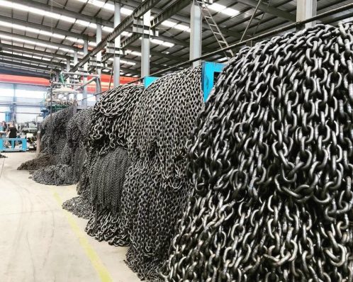 Dây xích đen cẩu hàng